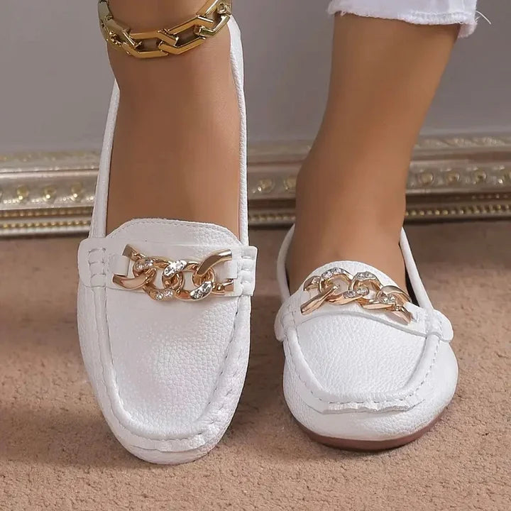 Slipper aus Leder mit klobigen Kettendetails