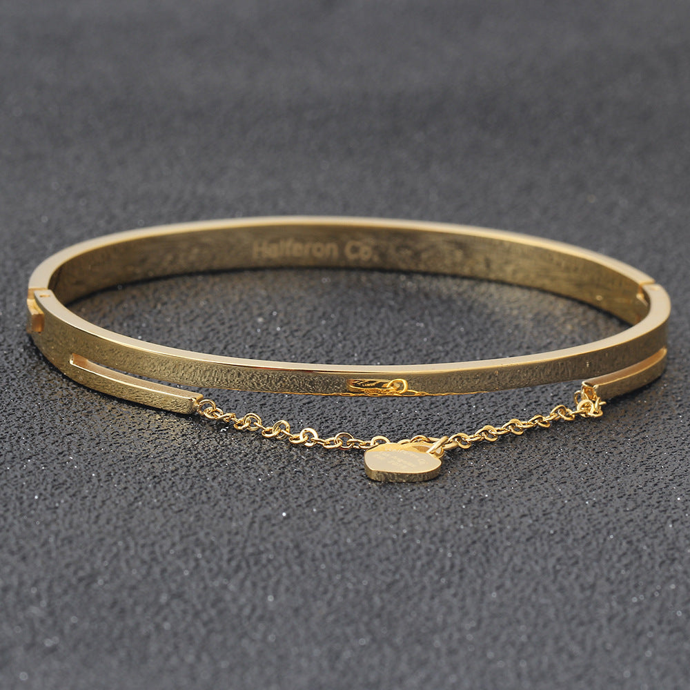 Damen Armreif mit gravierbarem Herzanhänger und elegantem Design Shop Nory