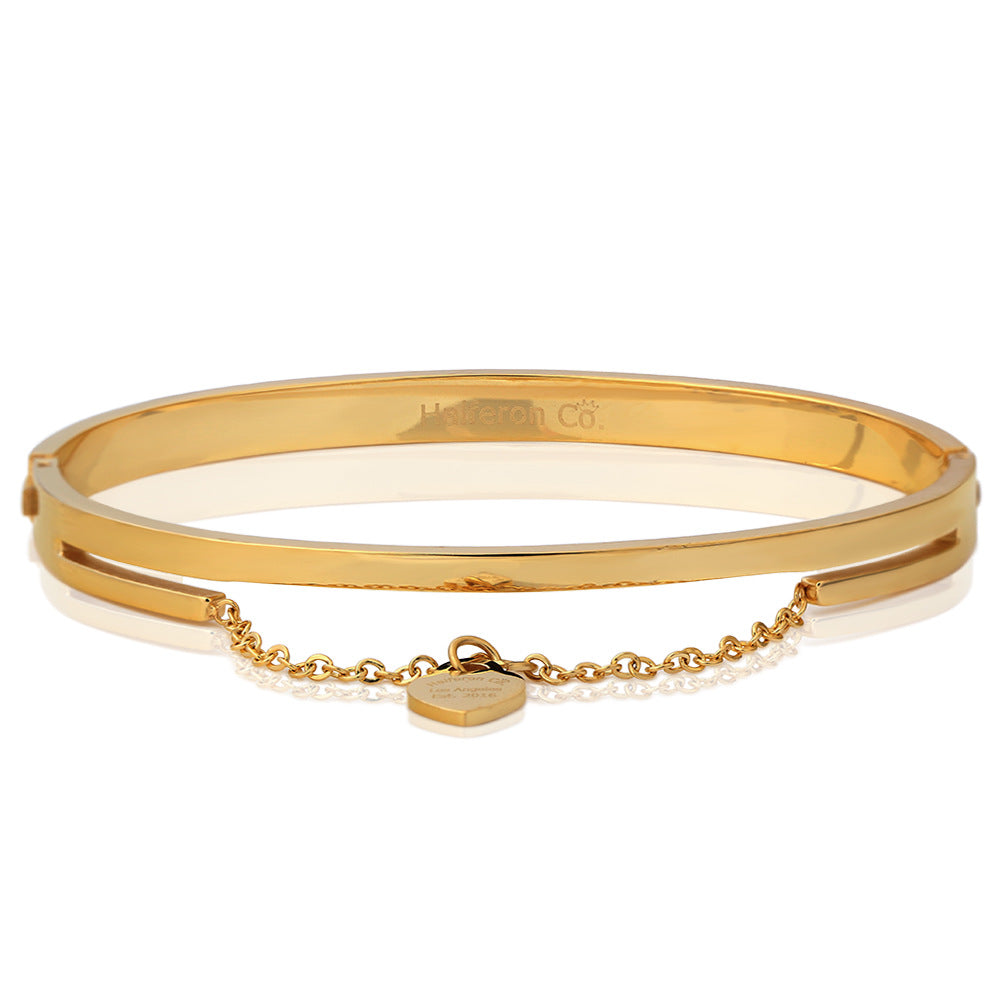Damen Armreif mit gravierbarem Herzanhänger und elegantem Design Shop Nory