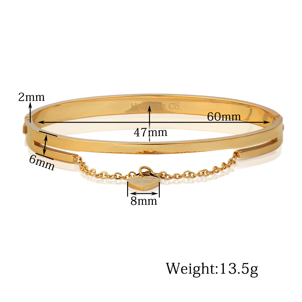 Damen Armreif mit gravierbarem Herzanhänger und elegantem Design Shop Nory