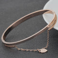 Damen Armreif mit gravierbarem Herzanhänger und elegantem Design Shop Nory