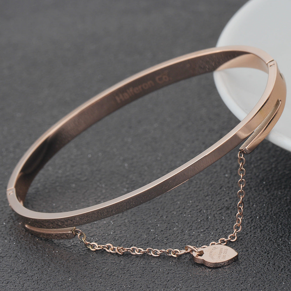 Damen Armreif mit gravierbarem Herzanhänger und elegantem Design Shop Nory