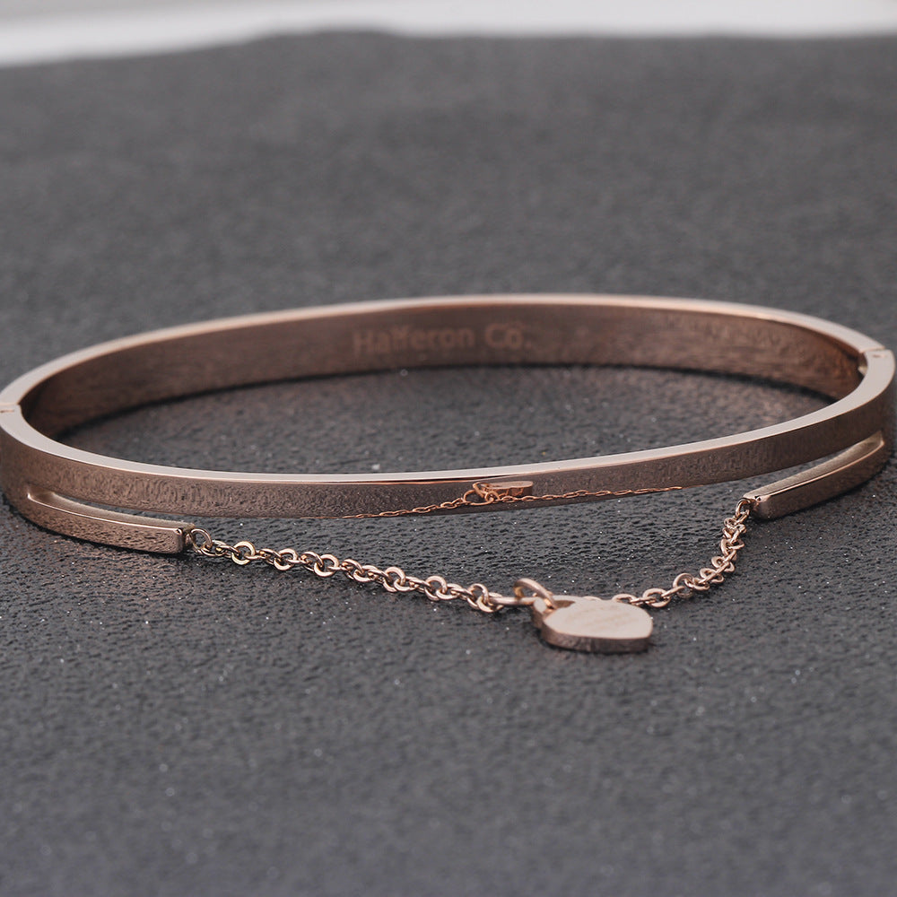 Damen Armreif mit gravierbarem Herzanhänger und elegantem Design Shop Nory