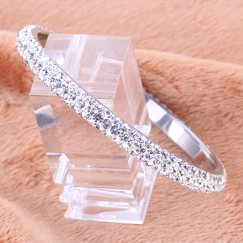 Damen Armband mit funkelndem Kristallbesatz und elegantem Design Shop Nory