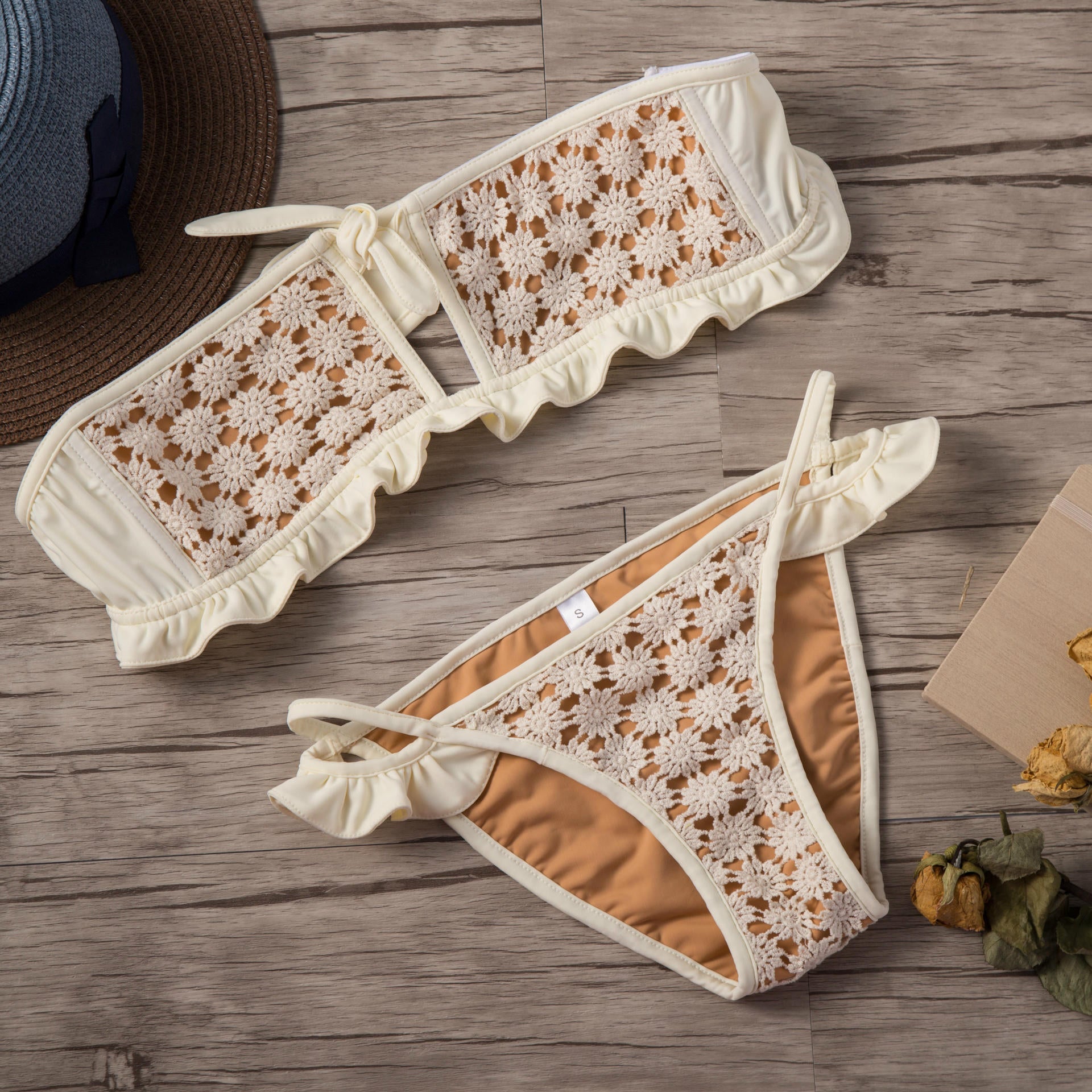 Damen Bikini-Set mit floralen Häkelakzenten und Rüschendetails Shopnory