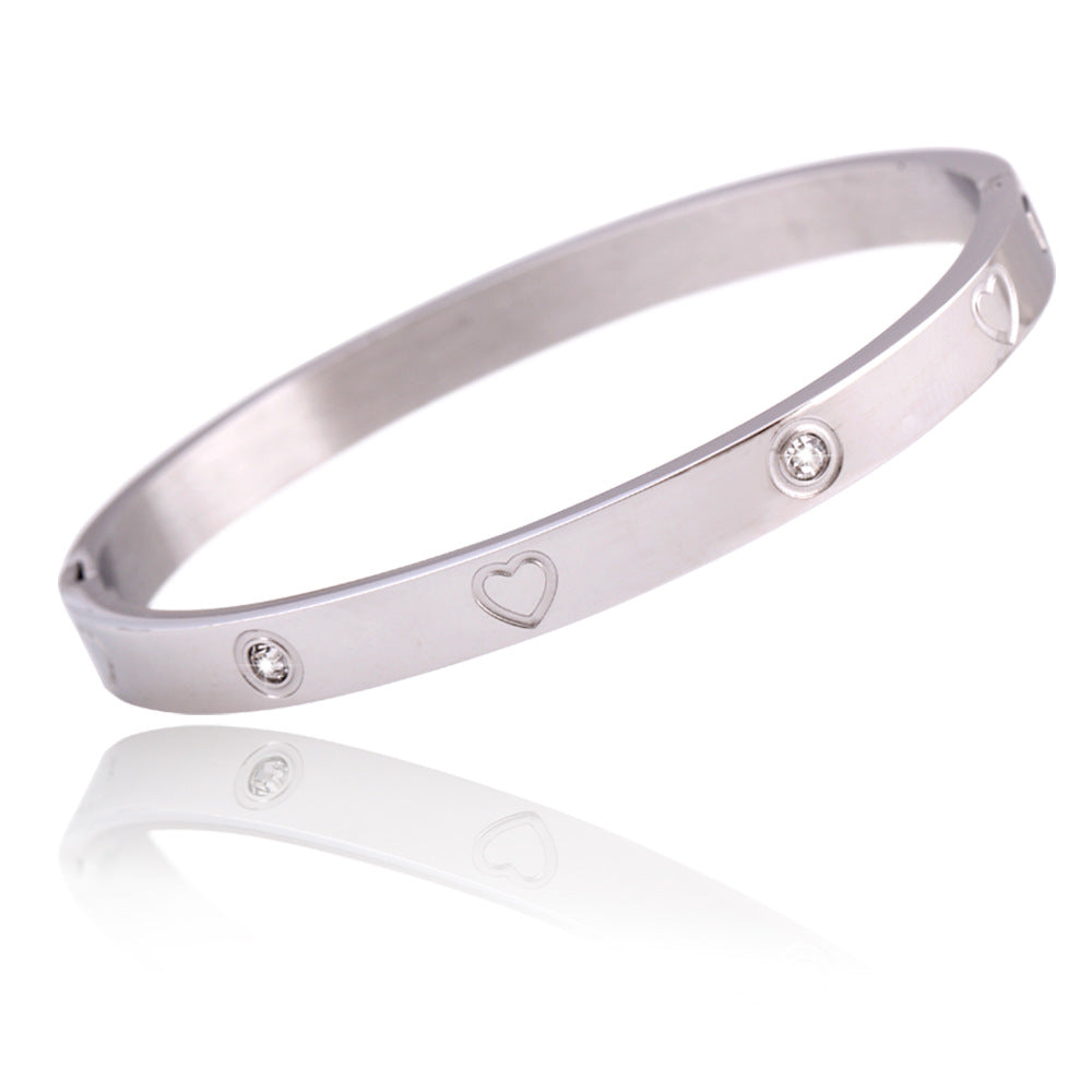 Damen Armreif mit liebevollem Herzdesign und funkelnden Akzenten Shop Nory