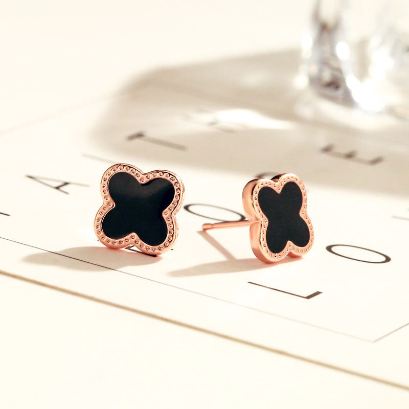 Damen Ohrstecker mit stilvollem Blumenmotiv und elegantem Design Shop Nory