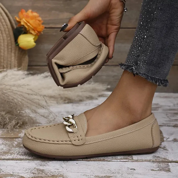 Slipper aus Leder mit klobigen Kettendetails