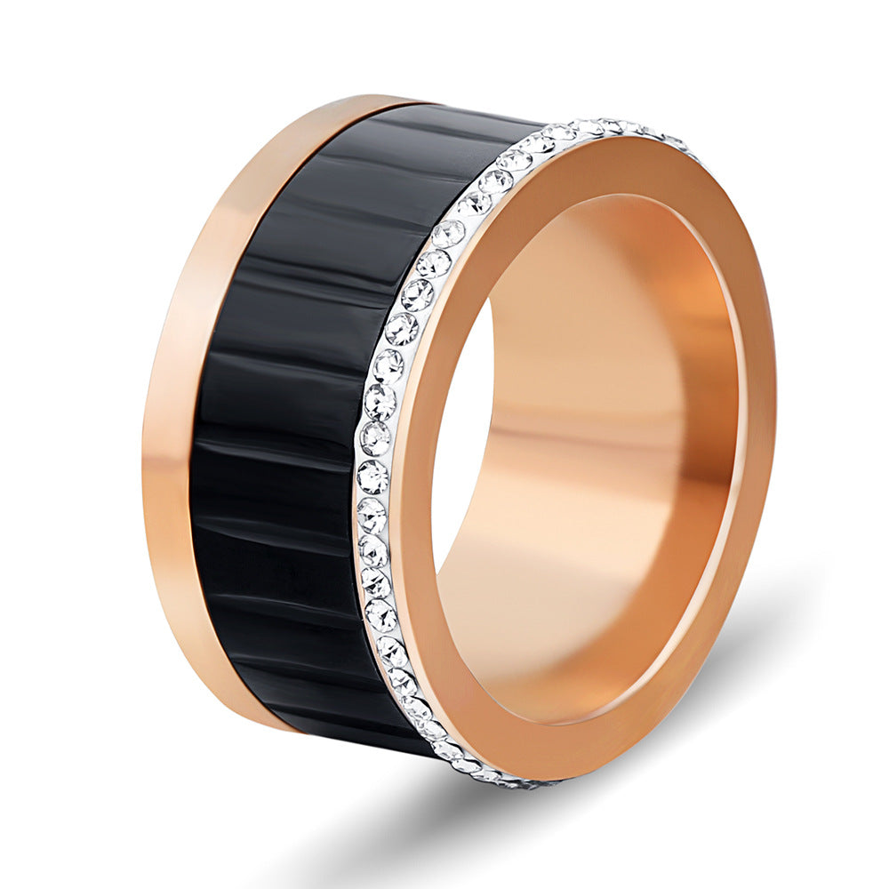 Herren Ring mit eleganten, gravierten Details und funkelndem Zirkonia Shop Nory