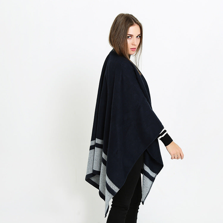 Damen Oversize-Ruana im kastigen Cape‑Schnitt mit kontrastierender Bordüre Shop Nory