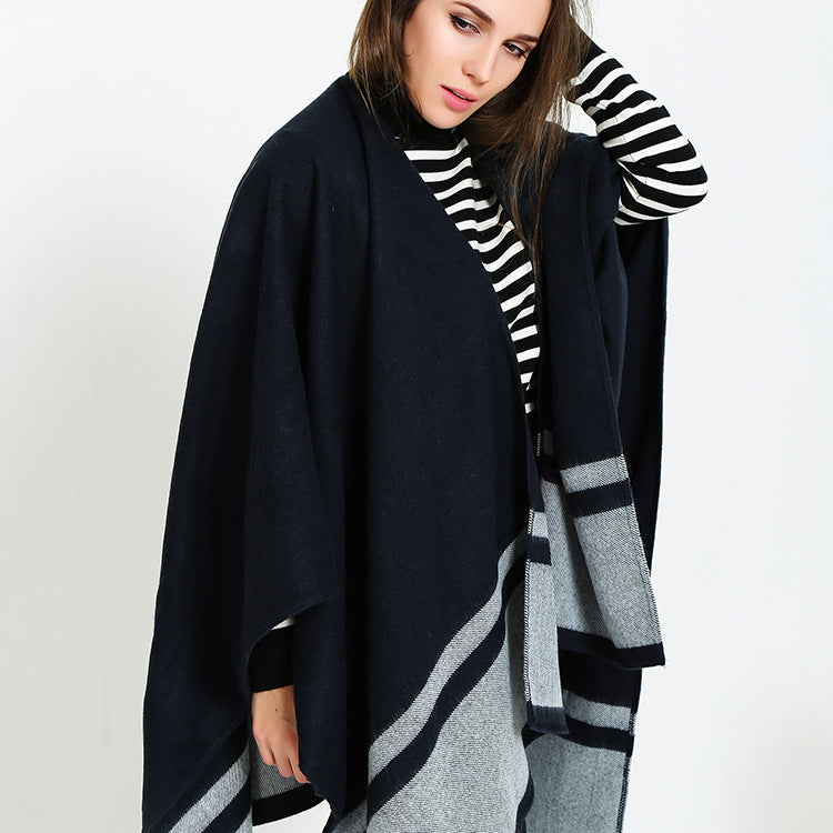 Damen Oversize-Ruana im kastigen Cape‑Schnitt mit kontrastierender Bordüre Shop Nory