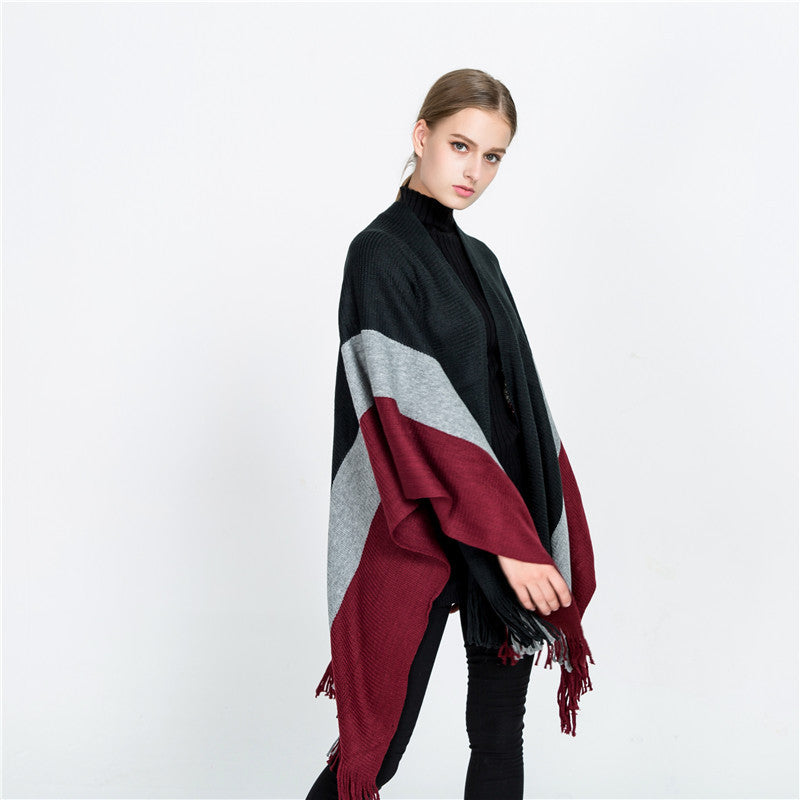 Damen Oversize‑Strickruana mit V‑Ausschnitt, offenem Fall und Fransensaum Shop Nory