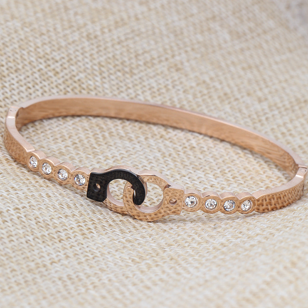 Damen Armreif mit elegantem Zirkonia-Besatz und stilvollem Verschluss Shop Nory