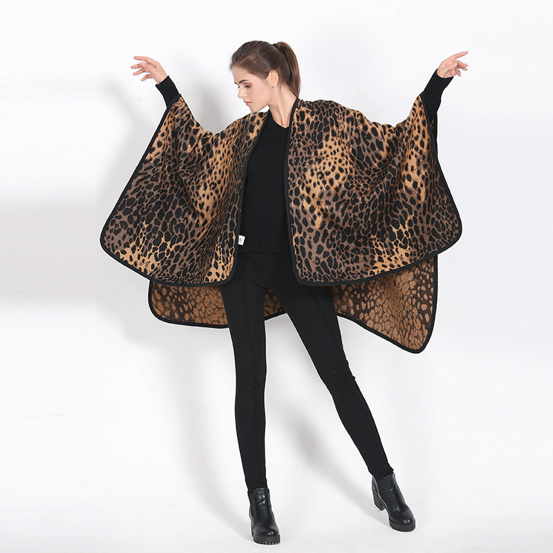 Damen Poncho‑Überwurf im Oversize mit Leopardenjacquard und Kettelnaht Shop Nory