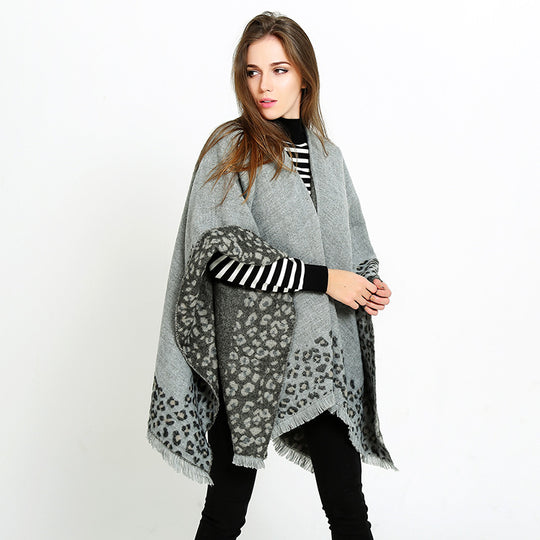 Damen Strick‑Ruana mit Leoprint‑Bordüre und Fransensaum Shop Nory