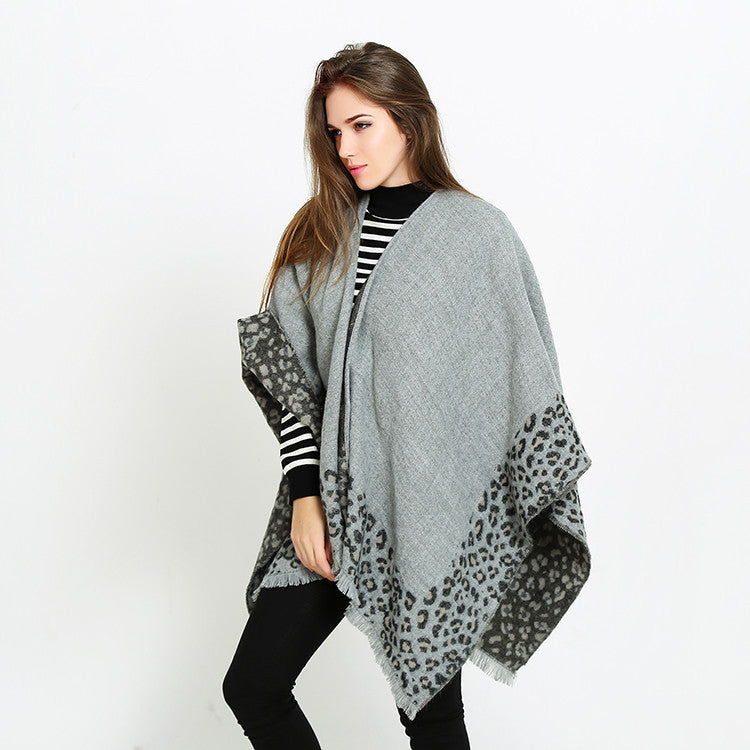 Damen Strick‑Ruana mit Leoprint‑Bordüre und Fransensaum Shop Nory