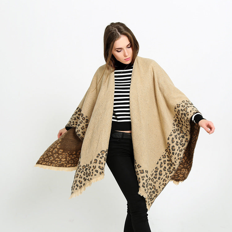 Damen Strick‑Ruana mit Leoprint‑Bordüre und Fransensaum Shop Nory