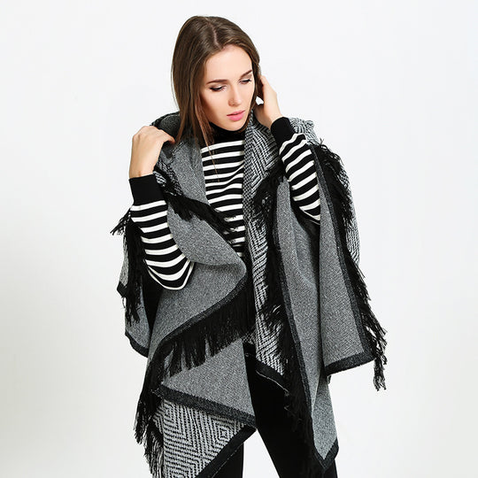 Damen Kapuzen-Ruana im geometrischen Jacquard mit Fransen und weichfallender Wolloptik Shop Nory