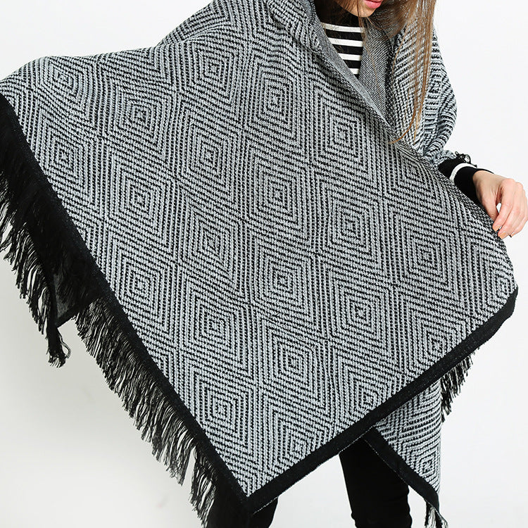 Damen Kapuzen-Ruana im geometrischen Jacquard mit Fransen und weichfallender Wolloptik Shop Nory