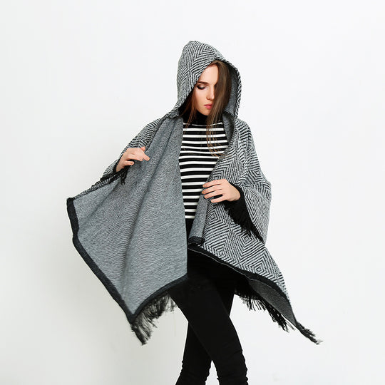 Damen Kapuzen-Ruana im geometrischen Jacquard mit Fransen und weichfallender Wolloptik Shop Nory