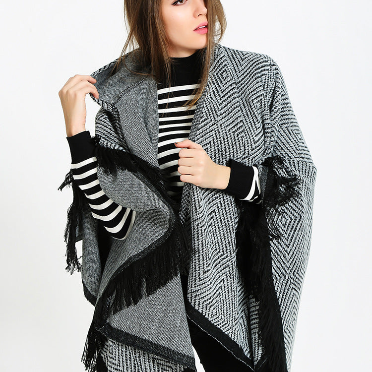 Damen Kapuzen-Ruana im geometrischen Jacquard mit Fransen und weichfallender Wolloptik Shop Nory
