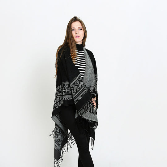 Damen Wolloptik-Überwurf im Kimono-Stil mit grafischem Bordürenjacquard und Fransensaum Shop Nory