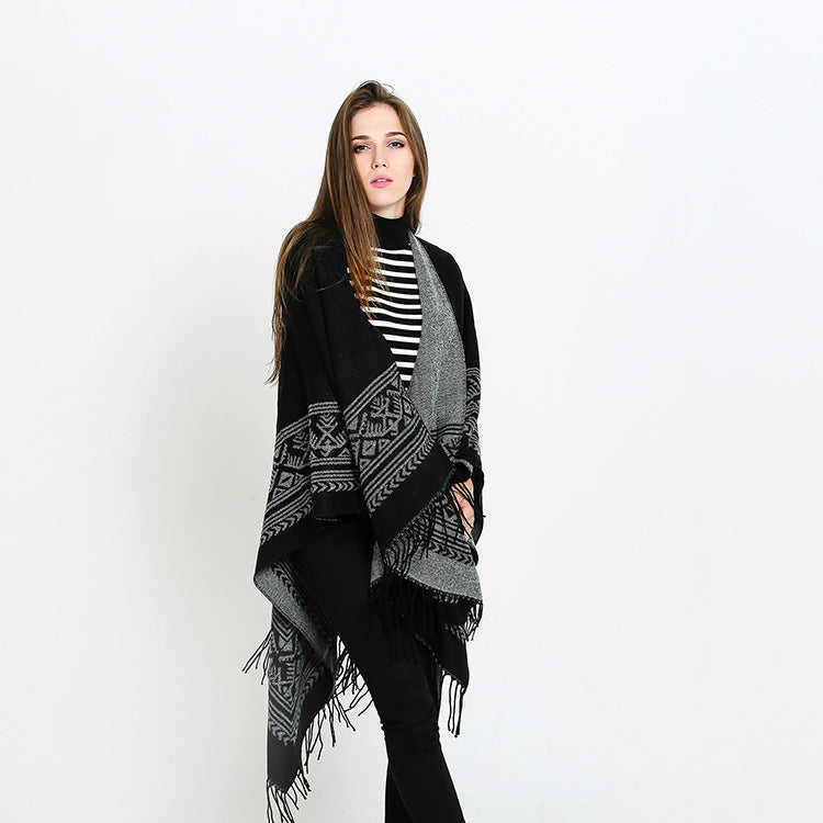 Damen Capeponcho mit geometrischer Jacquardbordüre, offenem V-Ausschnitt und Fransensaum Shop Nory
