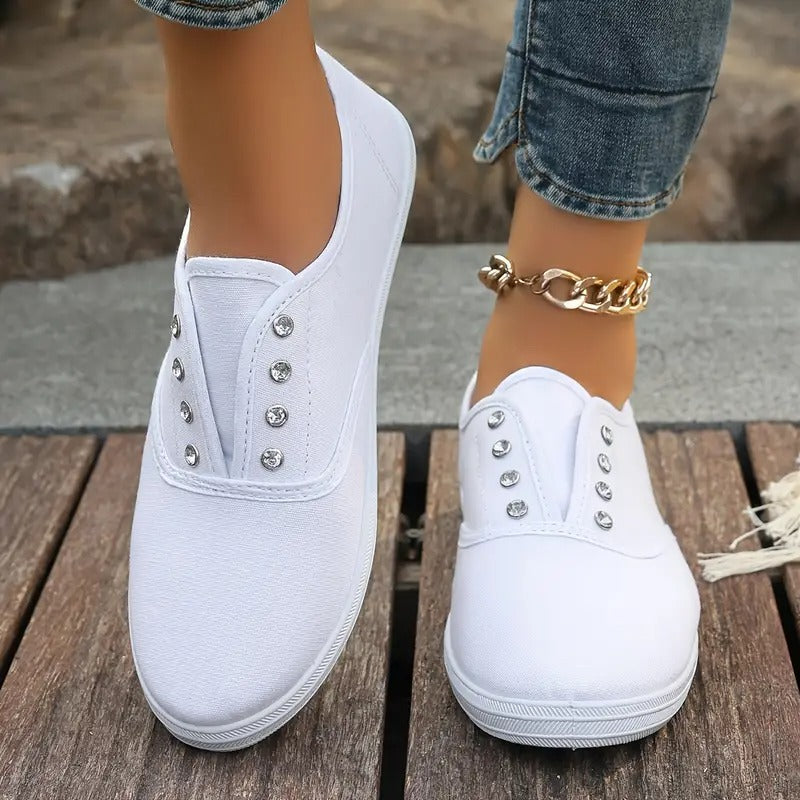 Entspannte Schuhe mit Kristallöse