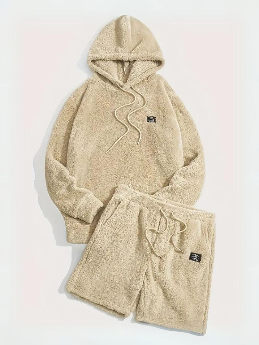 Fluffy Hoodie und Shorts