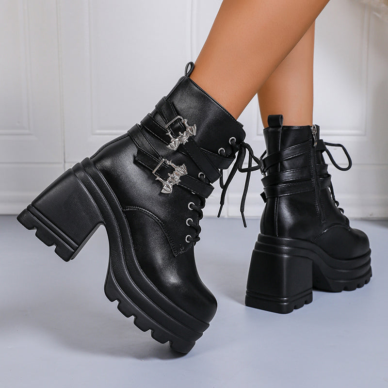 Damen Chunky Stiefel mit dekorativen Riemen und robustem Profil