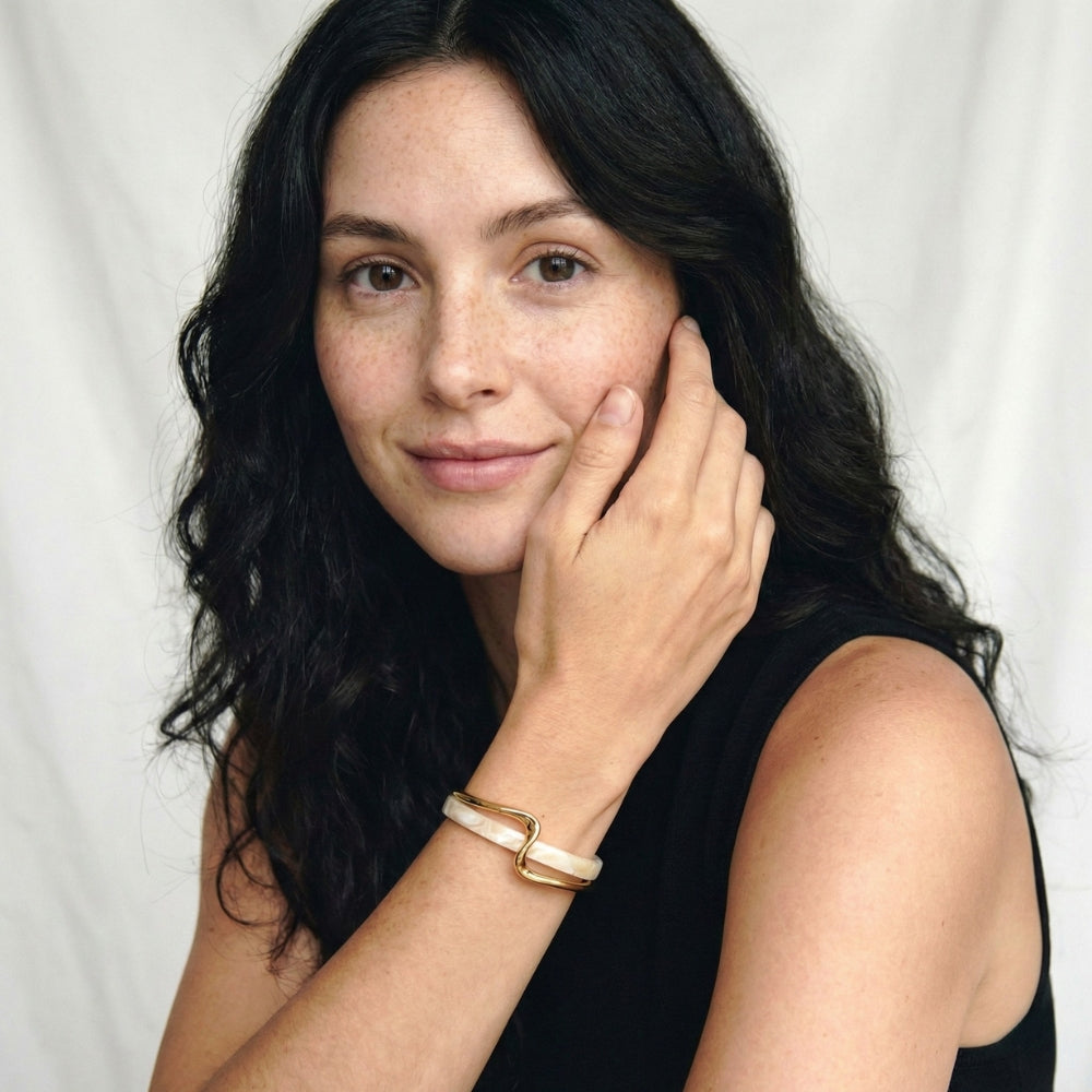 Damen Offener Armreif mit Marmoroptik und Wellenform | Shop Nory