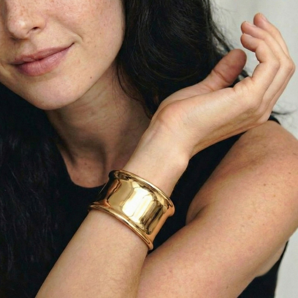 Damen Offener Breiter Armreif in Glänzender Goldoptik | Shop Nory