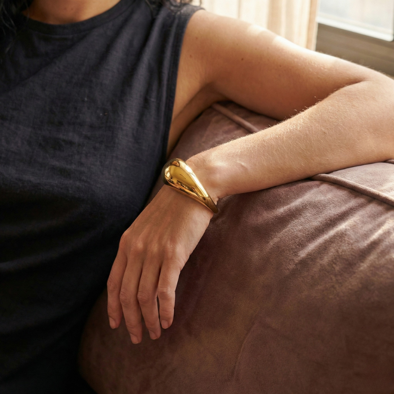 Damen Gedrehter Armreif mit Kugelenden in Offener Form Goldfarben | Shop Nory