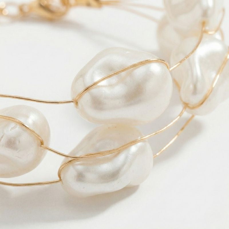 Süßwasserperlenarmband mit unregelmäßigen Perlen auf goldfarbenem Draht