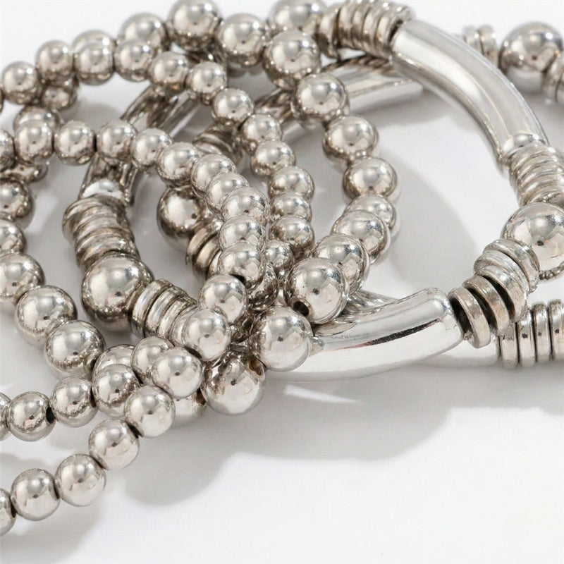 Silberfarbenes Damen-Armband-Set mit Kugelperlen und Stabelementen, getragen am Handgelenk und in Detailansicht dargestellt