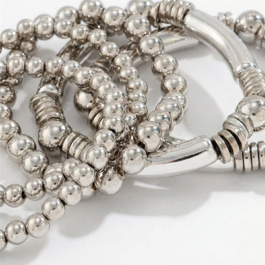 Silberfarbenes Damen-Armband-Set mit Kugelperlen und Stabelementen, getragen am Handgelenk und in Detailansicht dargestellt