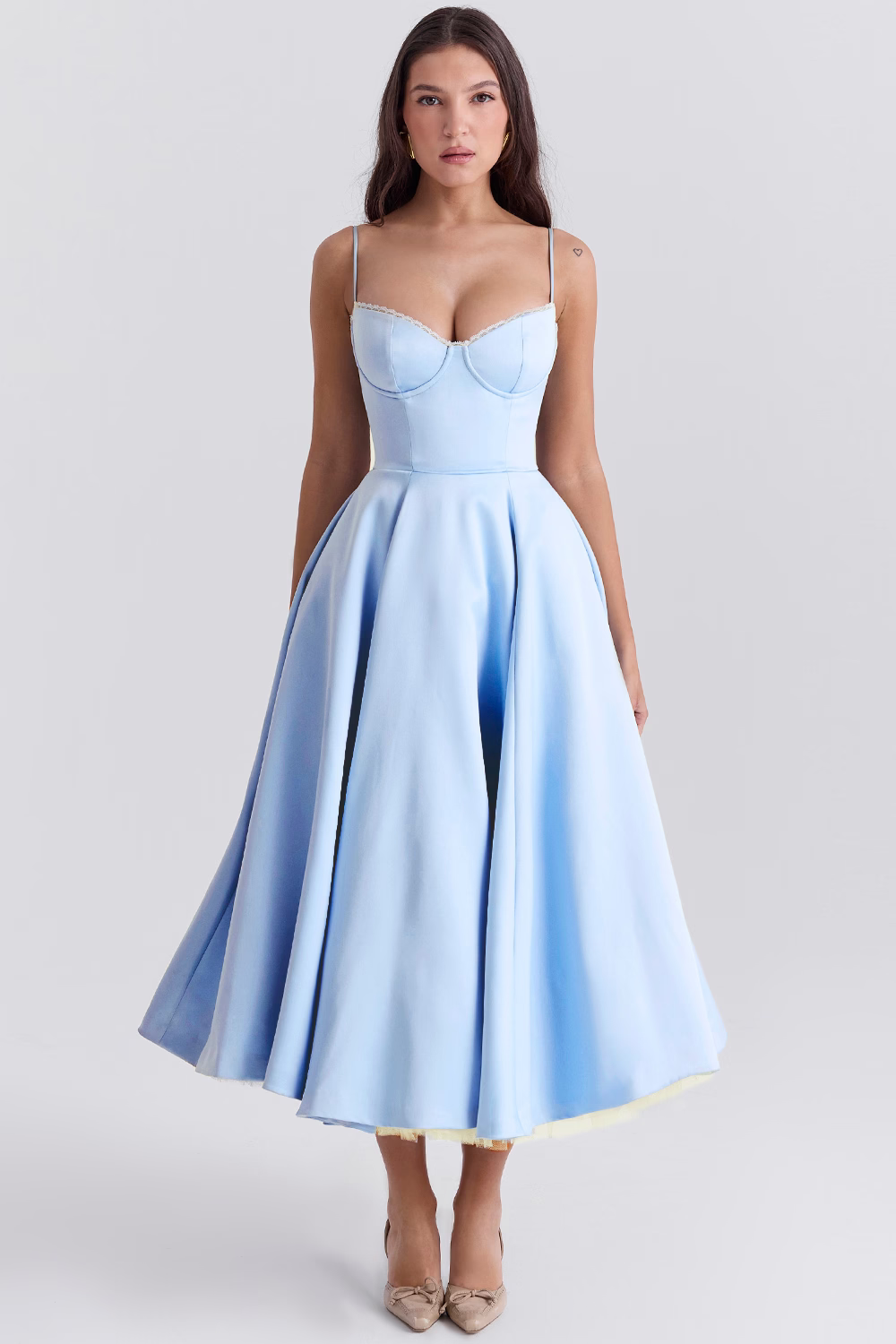 Luxuriös Ausgestellte Kleid mit Spaghettiträgern für Frauen Hochzeit, Braut und Fest Kasana