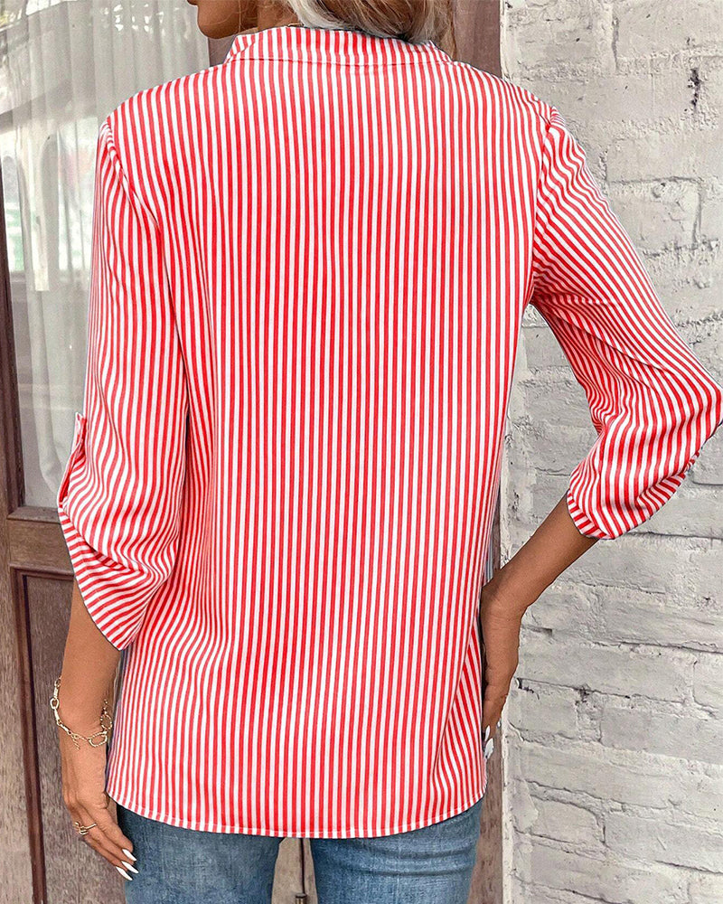Gestreiftes Shirt mit V-Ausschnitt und Brusttasche