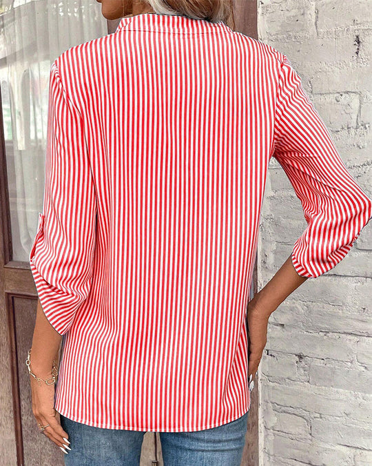 Gestreiftes Shirt mit V-Ausschnitt und Brusttasche