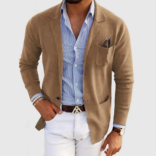 Eleganter Herrenblazer mit Revers und Knöpfen