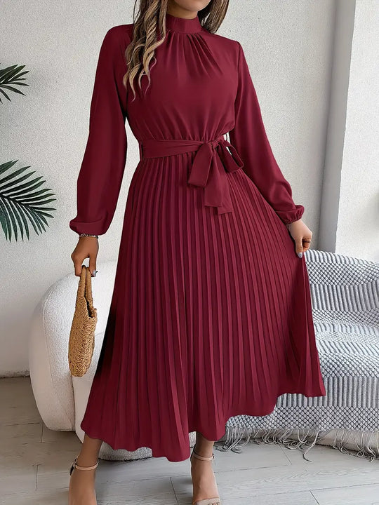 Schlichtes Kleid mit Stehkragen und Plissiertem Gürtel
