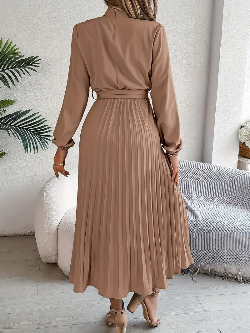 Einfarbiges kleid mit stehkragen und faltengürtel