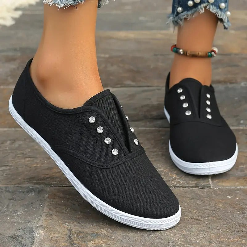 Entspannte Schuhe mit Kristallöse