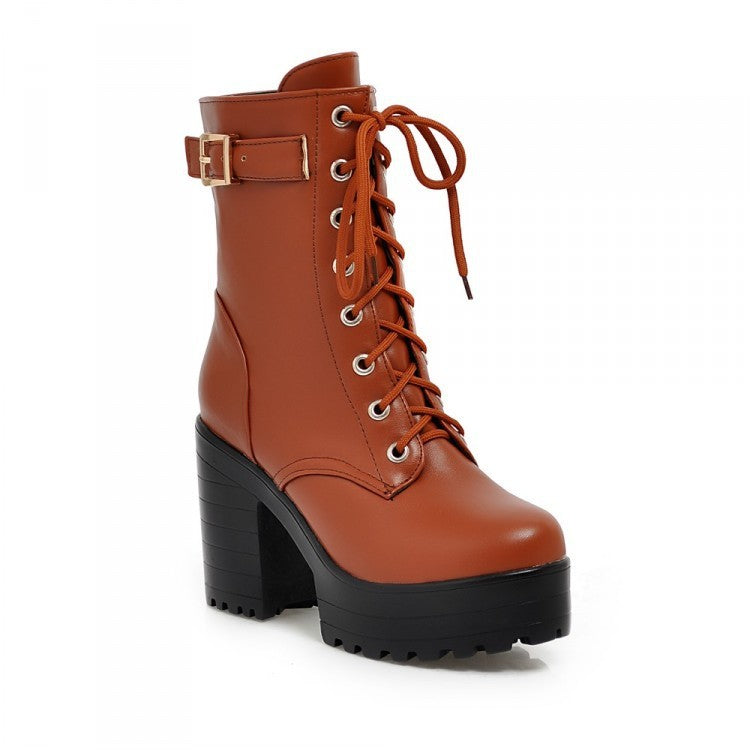 Stiefel mit Schnürung und Schnalle