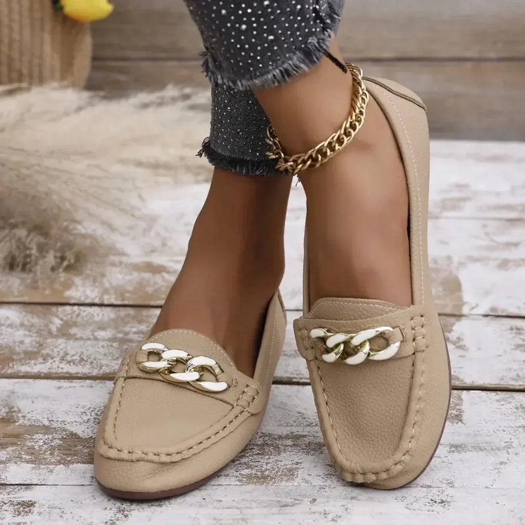 Slipper aus Leder mit klobigen Kettendetails