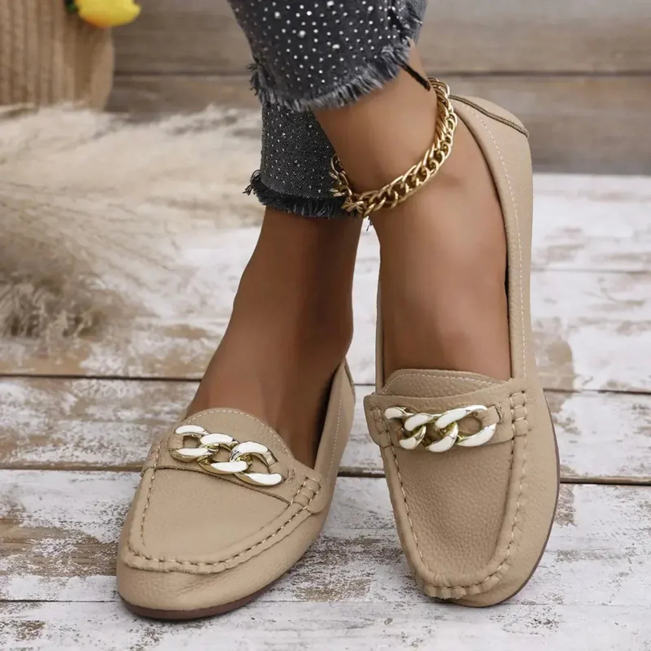 Slipper aus Leder mit klobigen Kettendetails