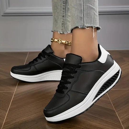 Orthopädische Sneakers mit Keilsohle
