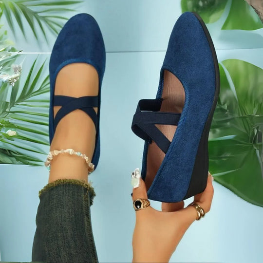 Bequeme Schuhe mit elastischen Riemen