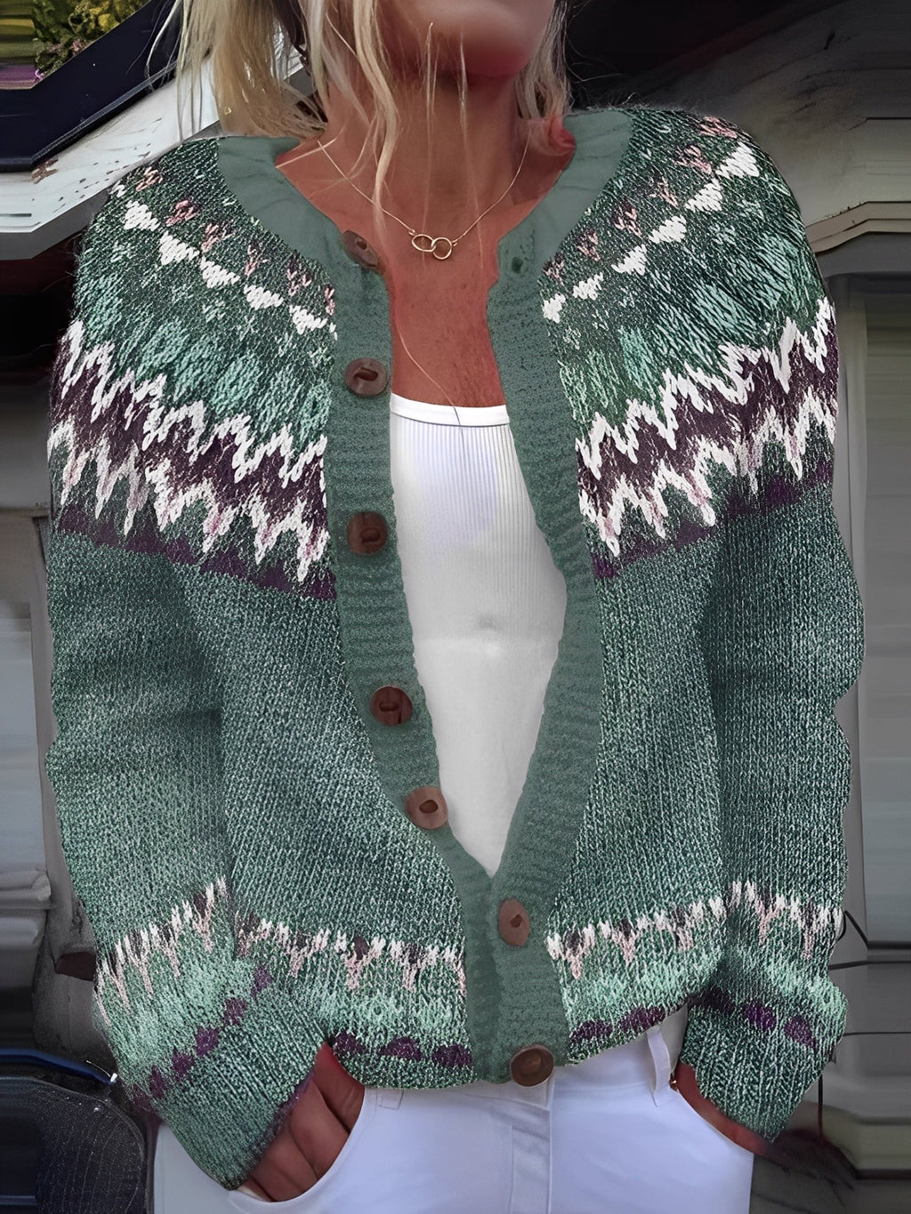 Elegante Damenstrickjacke mit Knöpfen