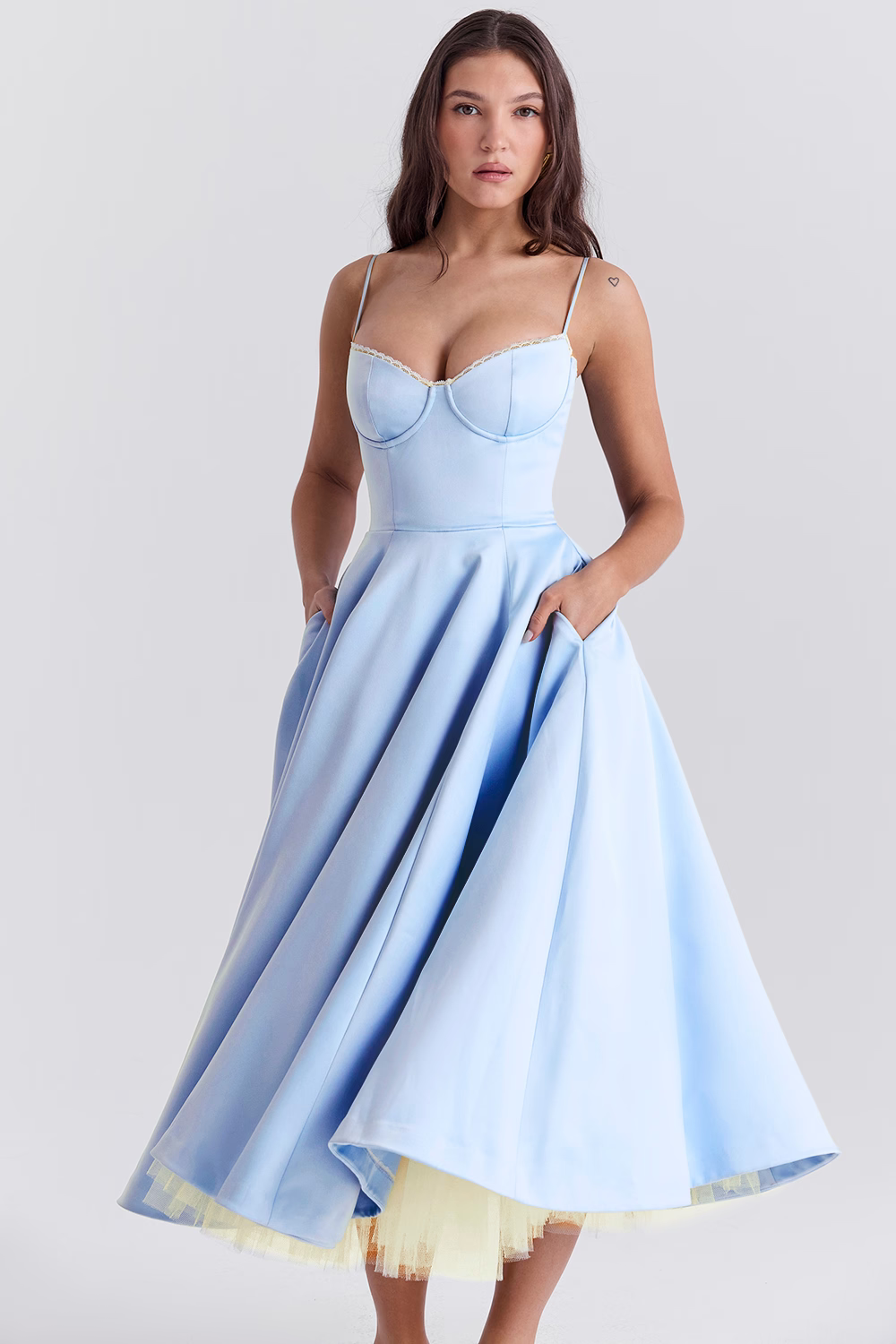 Luxuriös Ausgestellte Kleid mit Spaghettiträgern für Frauen Hochzeit, Braut und Fest Kasana
